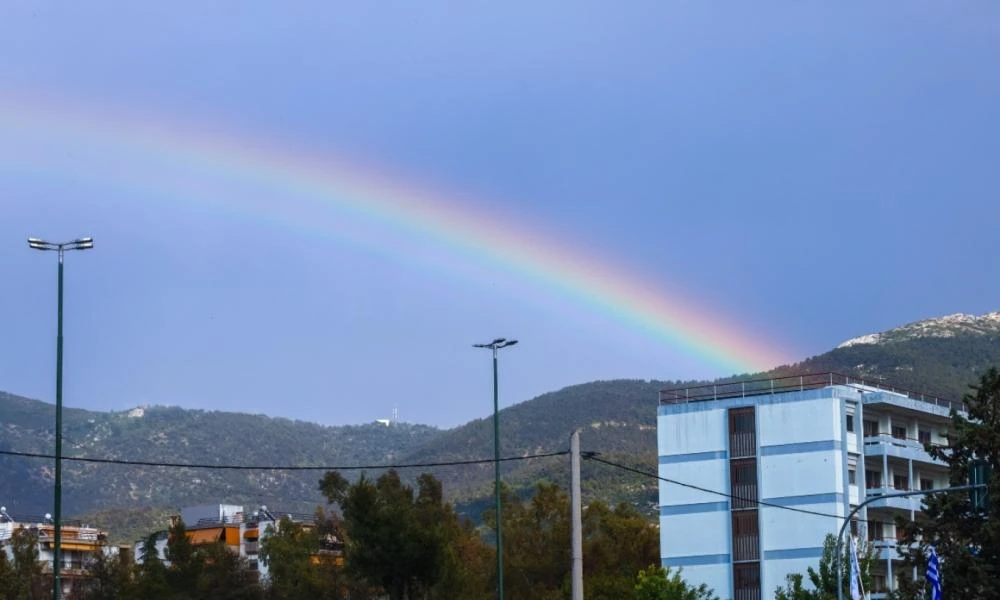 Καιρός: Ουράνιο τόξο φώτισε τον αθηναϊκό ουρανό μετά τη βροχή (εικόνες)